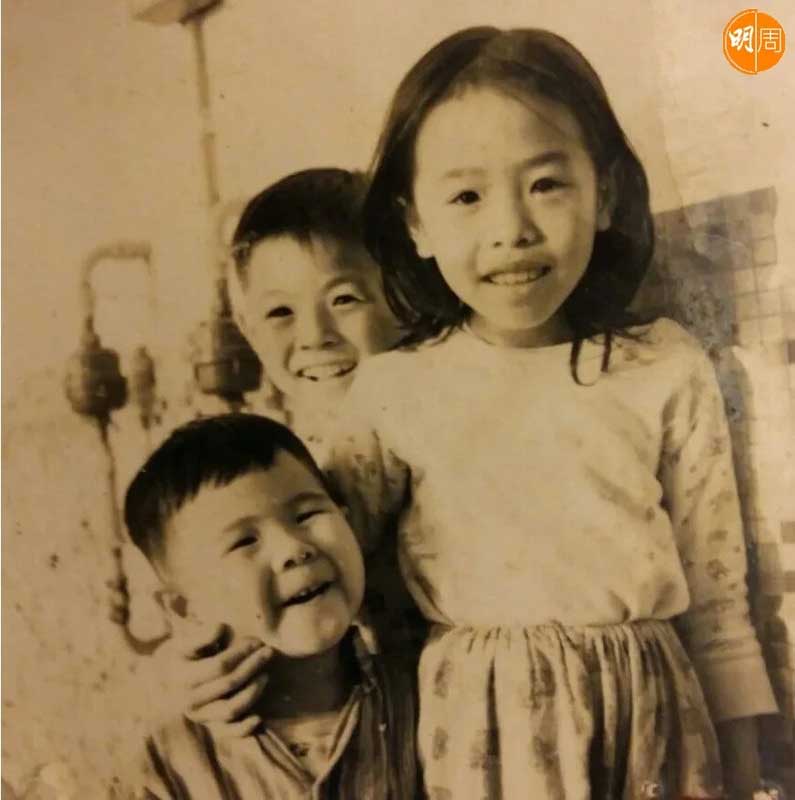 生于破碎家庭的韦家雄，家有四兄弟姊妹。