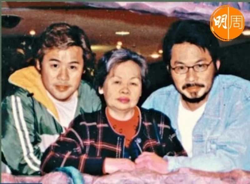 与哥哥韦家辉（右）及母亲的合照。