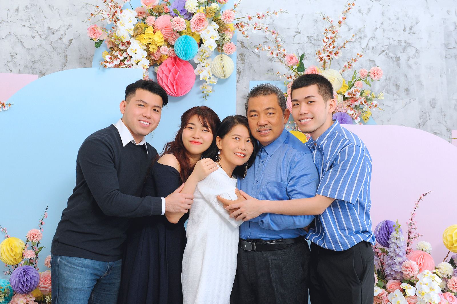 谭永福（右2）感谢太太陈宜群（中）守护家庭，让他在工作上无后顾之忧。
