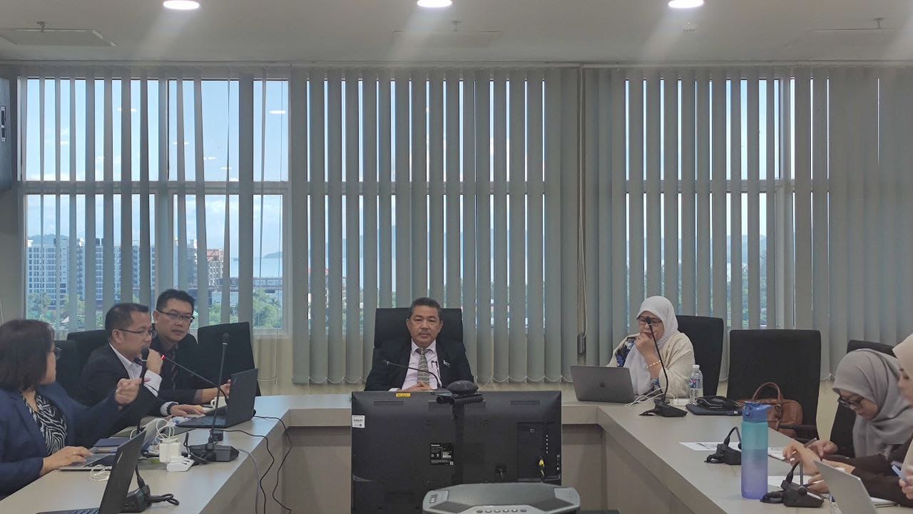 谭永福（中）与部门同仁探讨州教育事务。