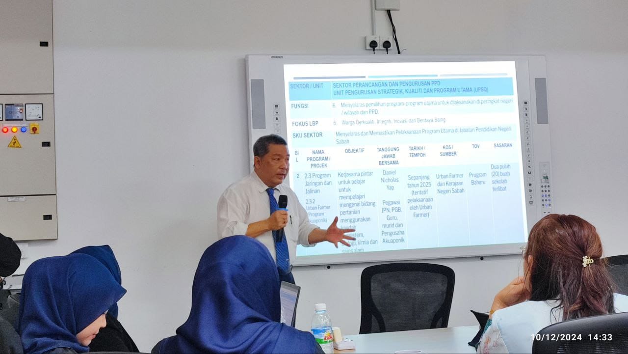 谭永福会不时给予部门同仁指导工作。