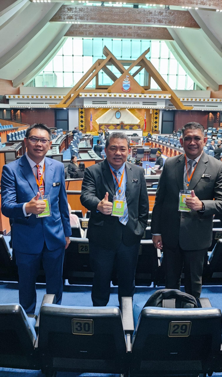 谭永福（中）代表州教育局，出席沙巴州议会开会观礼。