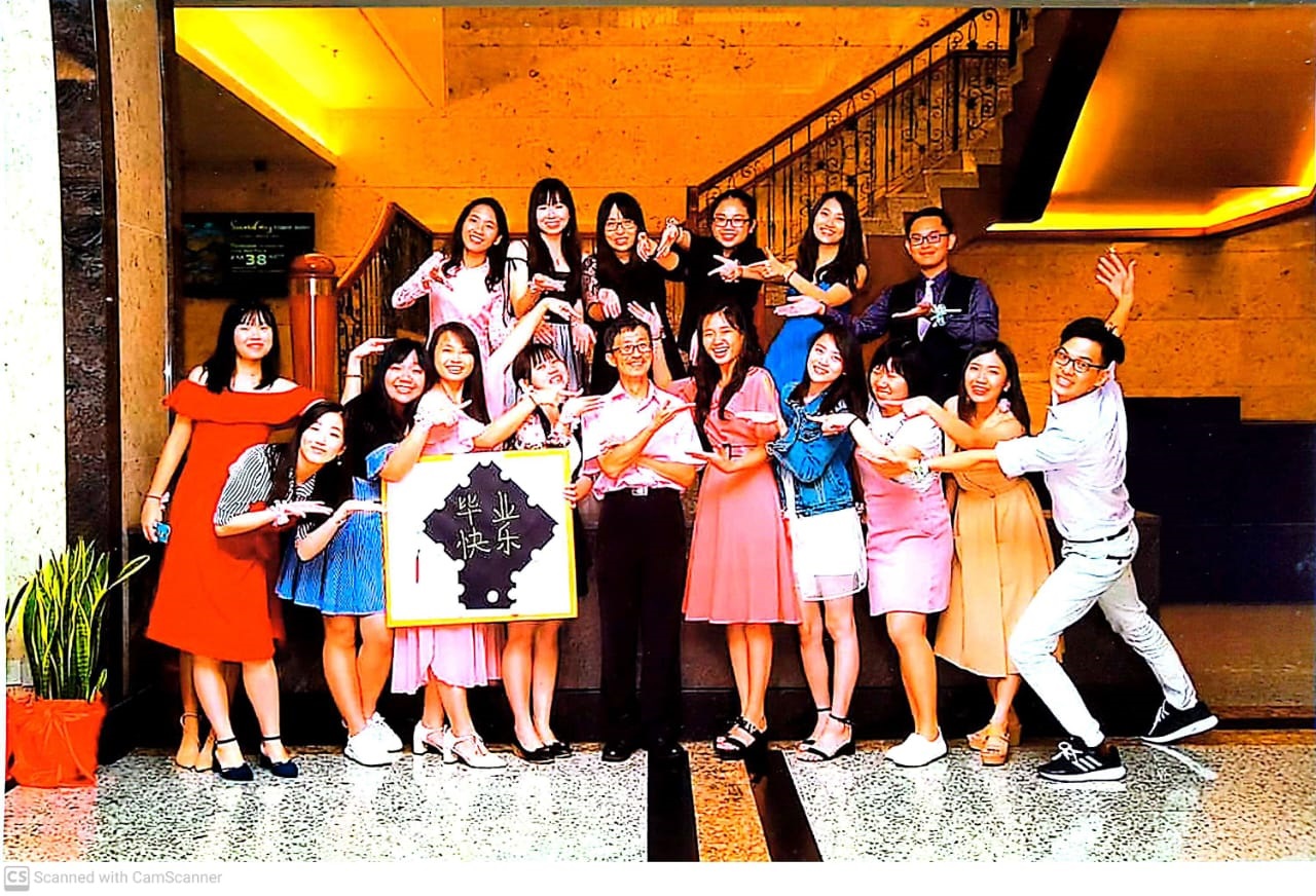 许敬平（前排左6）与学生相处融洽，深受学生爱戴。