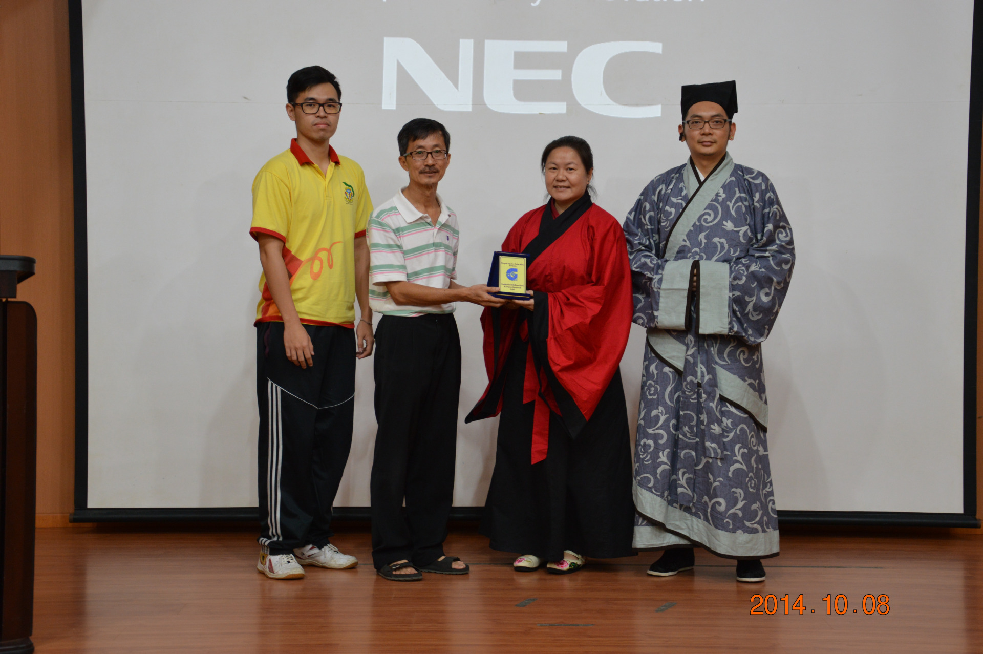 许敬平（左2）担任华文学会顾问老师时，积极组织各种活动。