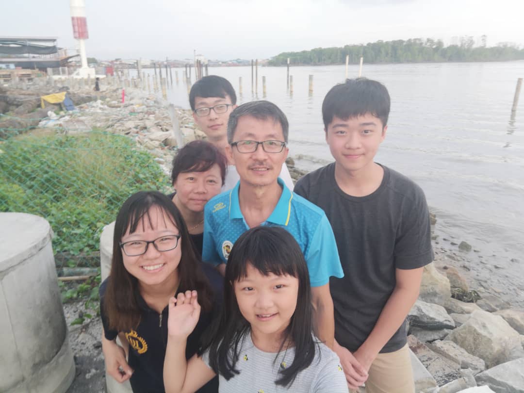 许敬平（中）与太太陆稷珍（后排左）育有4名子女。