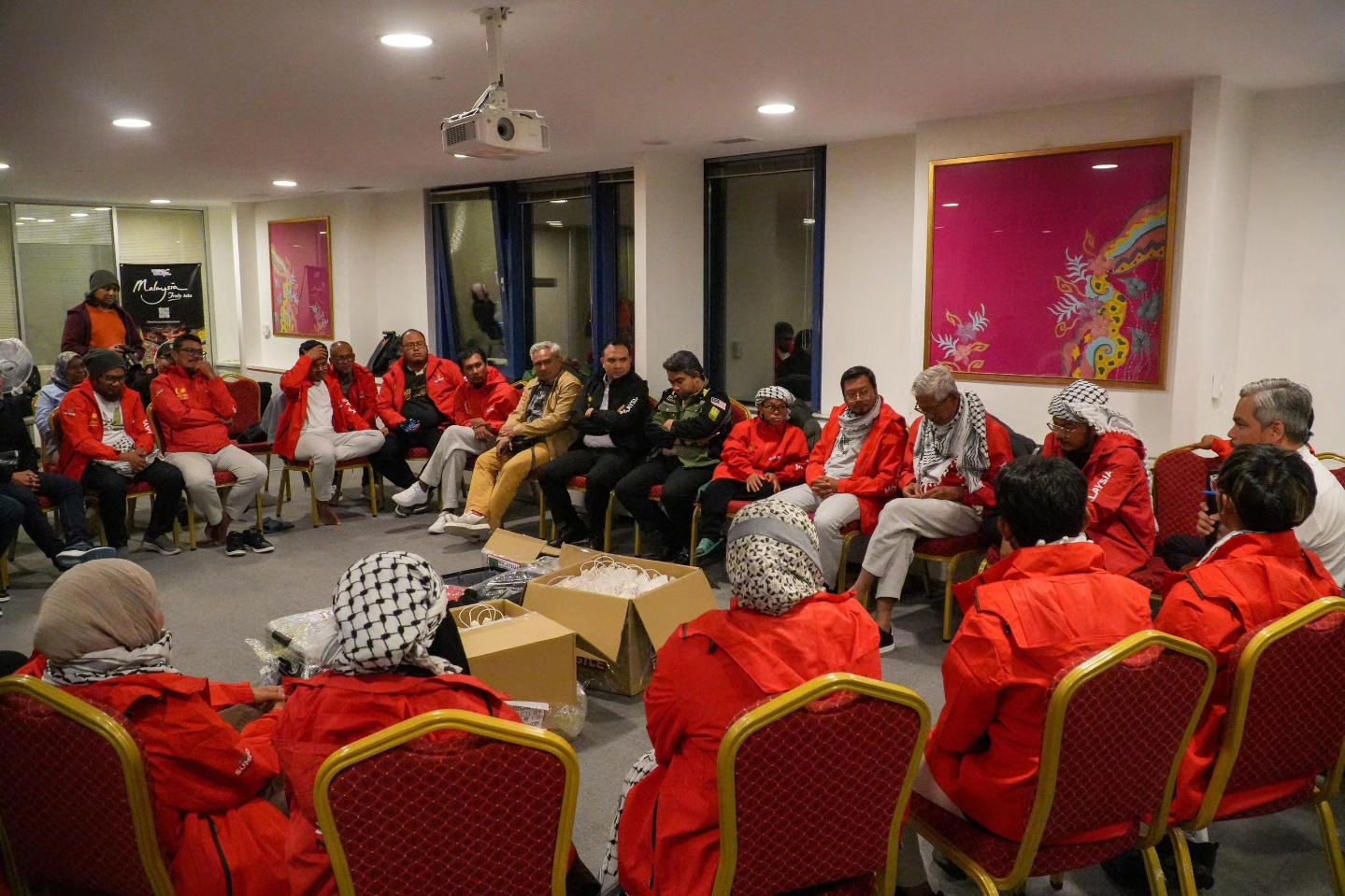 法汉（左8起）与沙尼阿拉比抵达伊斯坦布尔后，立刻会见所有大马志工，确保他们都身心健康。