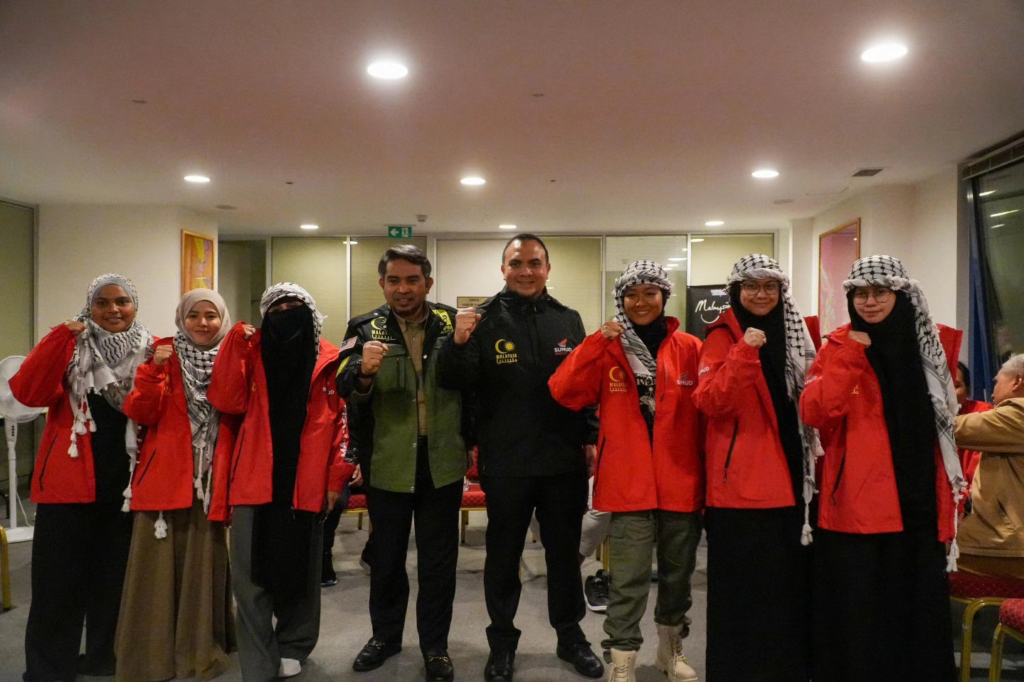 法汉（右4起）和沙尼阿拉比，也向大马女志工致谢，而他们的精神也没因被以军逮捕感失落，并会继续为巴国人民奋斗。