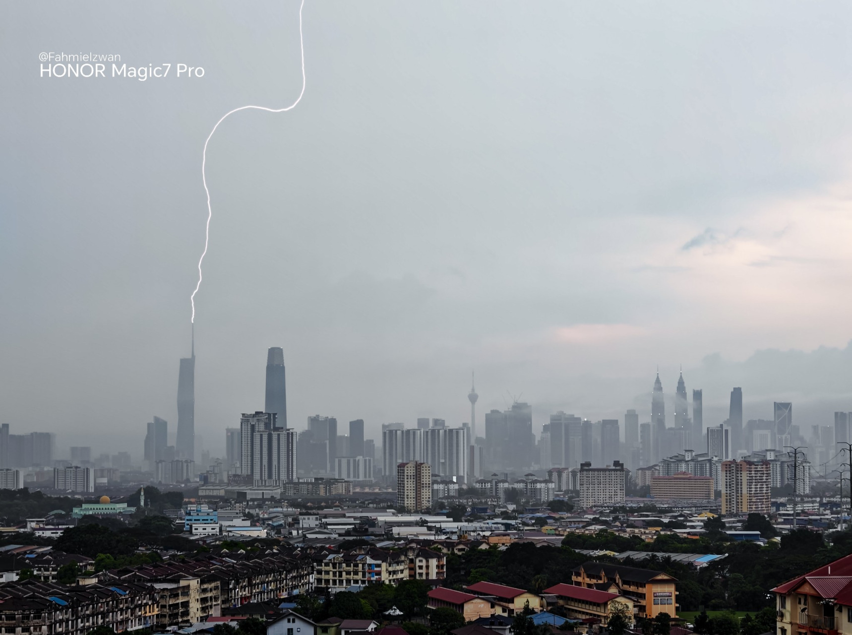 法米依兹万用HONOR Magic 7 Pro手机捕捉打雷画面。