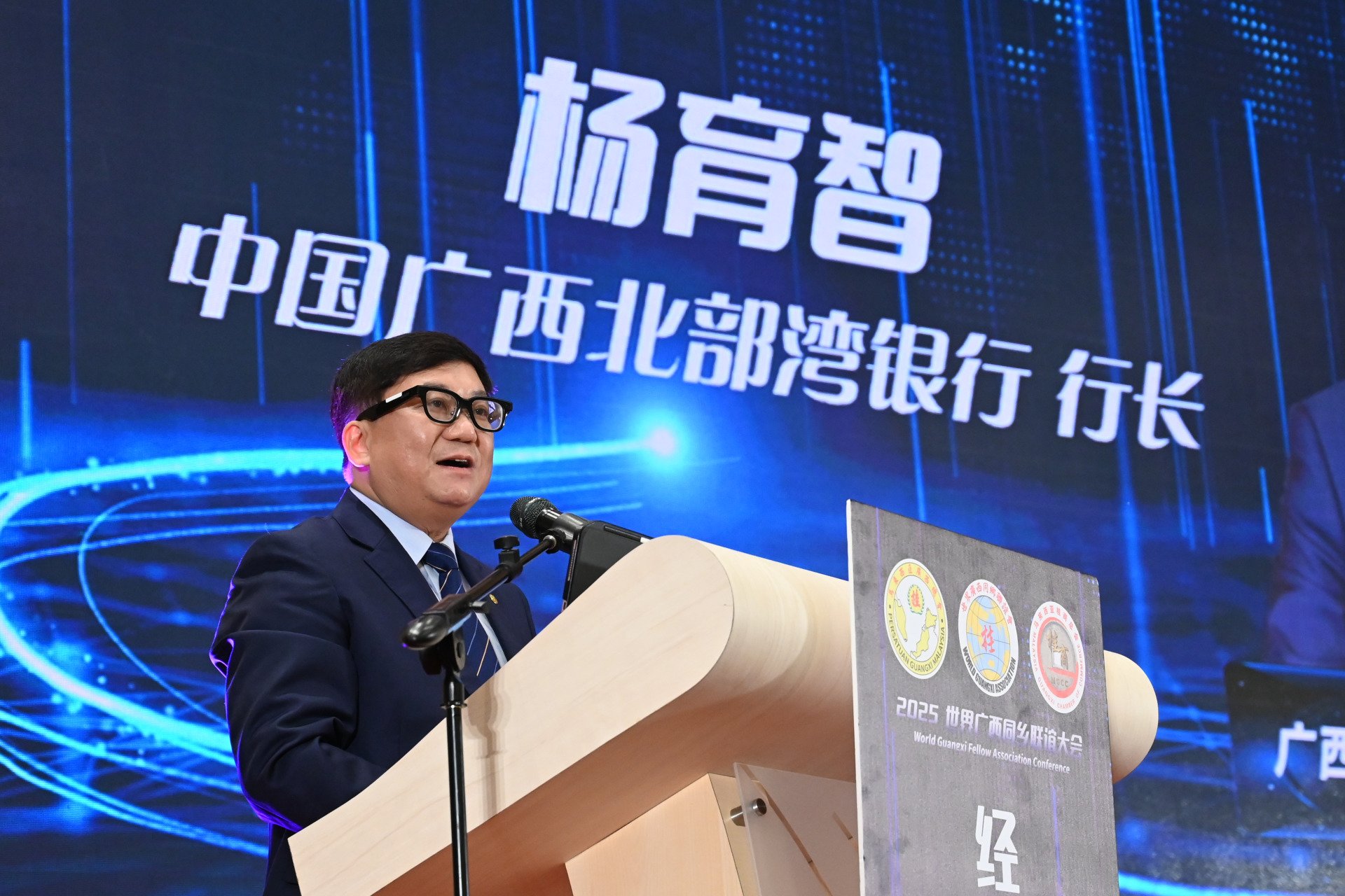 杨育智架上智能眼镜，展示实时题词功能，展现广西在科技领域的卓越表现。