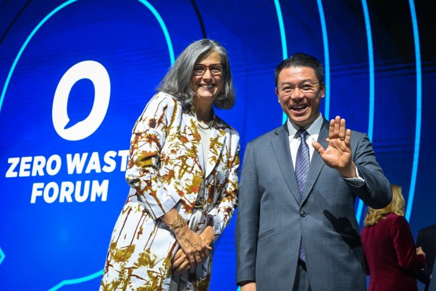 倪可敏（右）与克劳迪娅欢愉会面，展现两人跨越地理与时区限制的合作无间。