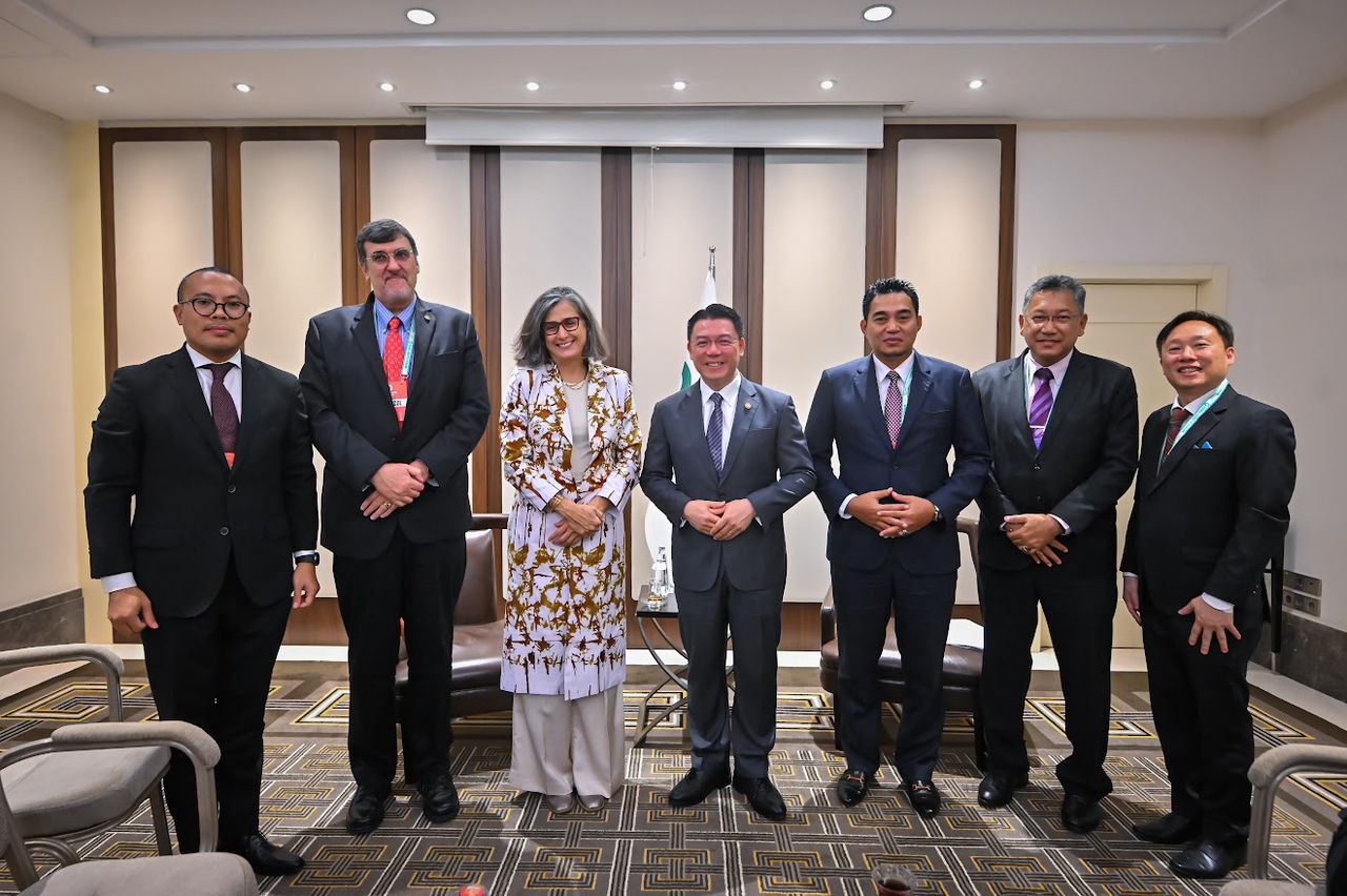 克劳迪娅（左3）与倪可敏（中）率领的大马代表团展开友好交流。