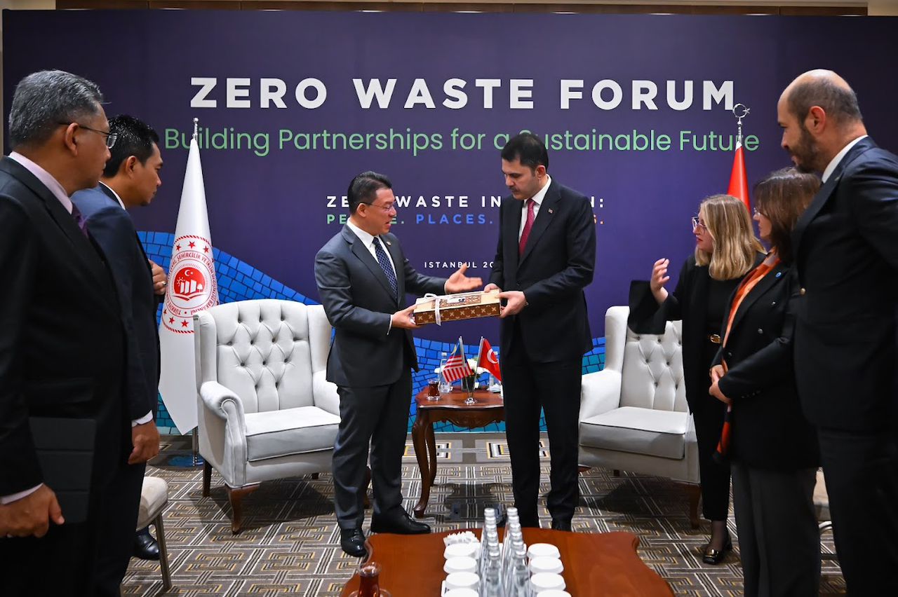 倪可敏（左3起）赠送纪念品予库鲁姆。
