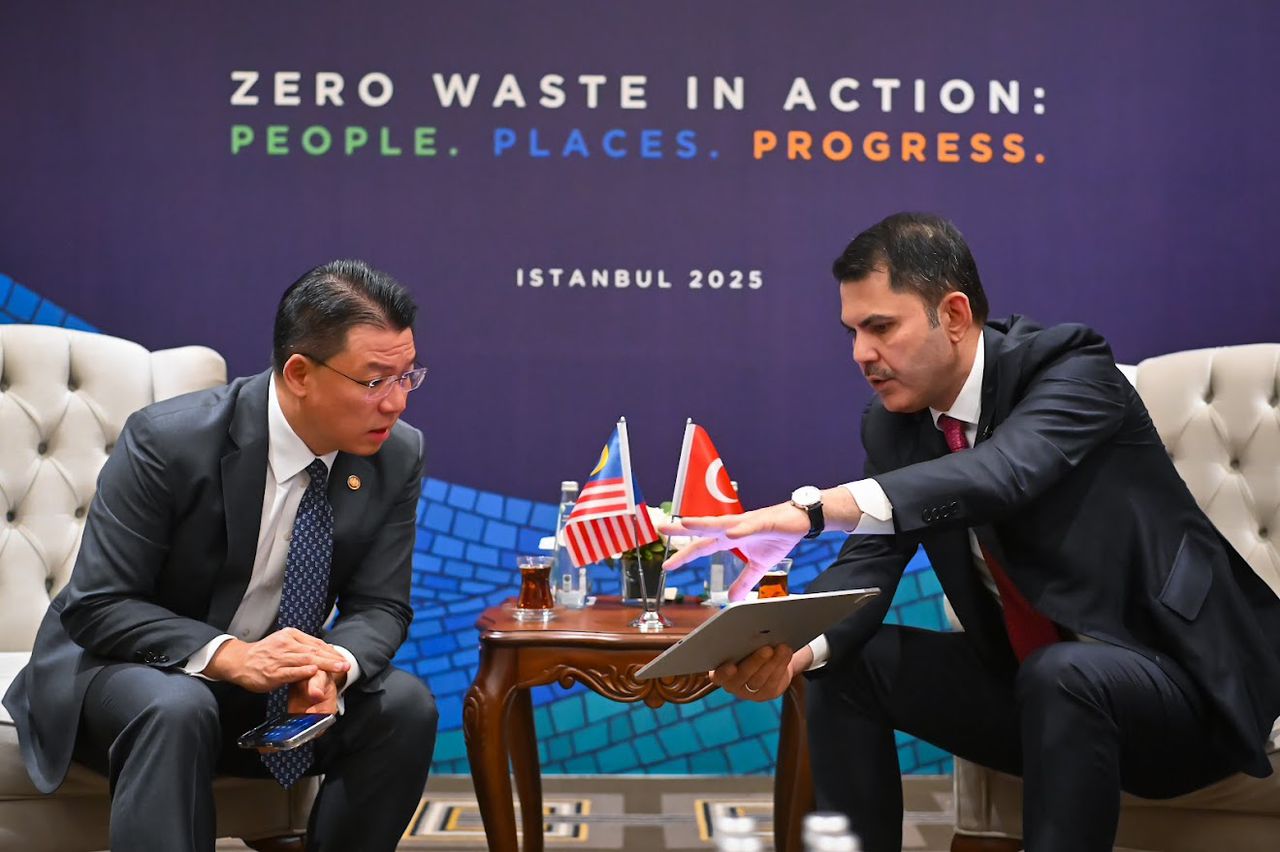 库鲁姆（右）向倪可敏讲解土耳其推动议程策略。