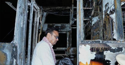 巴士疑电线短路起火 至少20人烧死