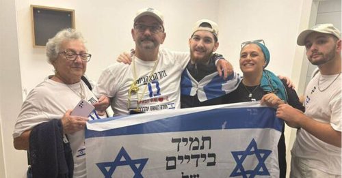 以巴冲突｜人质儿子回来 中风阿爸站起拥抱