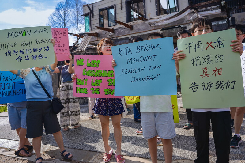 天然气输送管爆炸｜灾民重返现场 举牌喊话求真相