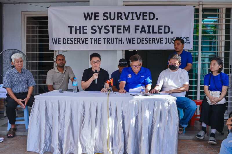 居民卢宝兴（左3，译音）在记者会上代表诉方发言。
