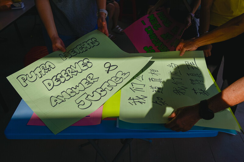 天然气输送管爆炸｜灾民重返现场 举牌喊话求真相