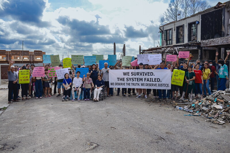 36名布特拉高原居民拉横幅，通过法律途径为今年4月1日发生的天然气管爆炸，导致多栋房屋毁坏及至少百人受伤事故讨公道。
