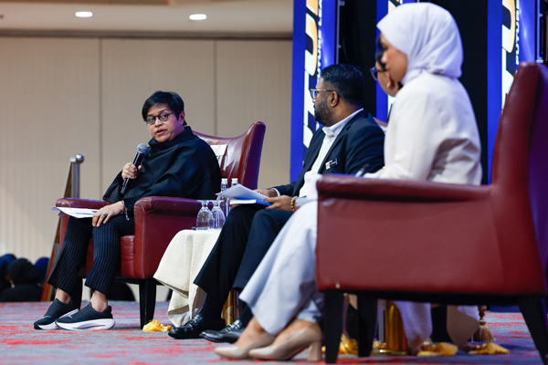 阿莎丽娜（左）与主讲嘉宾们探讨议题。