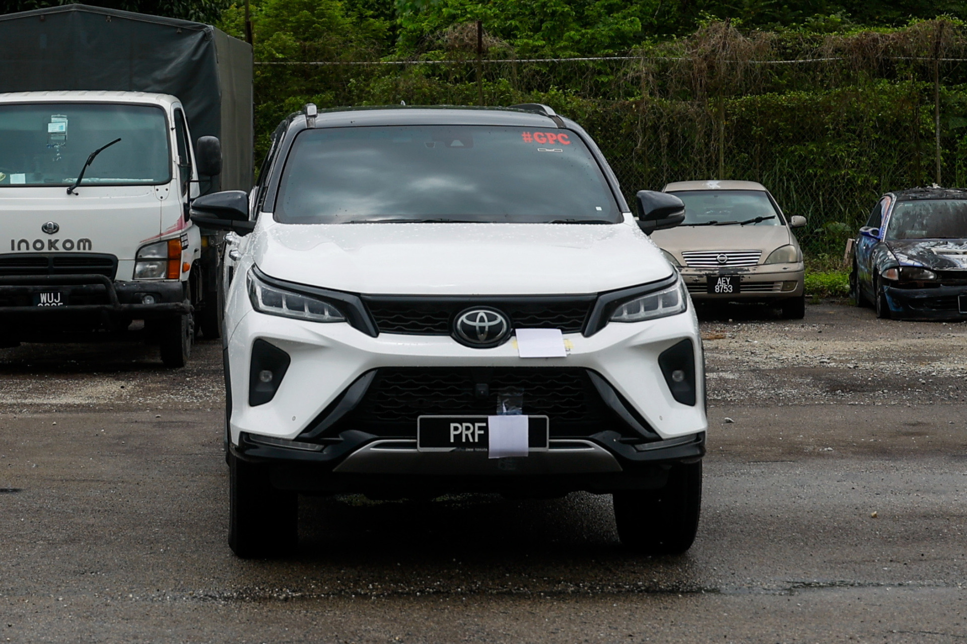 涉事男子的车子前方车牌字母“PRF”，是属实。