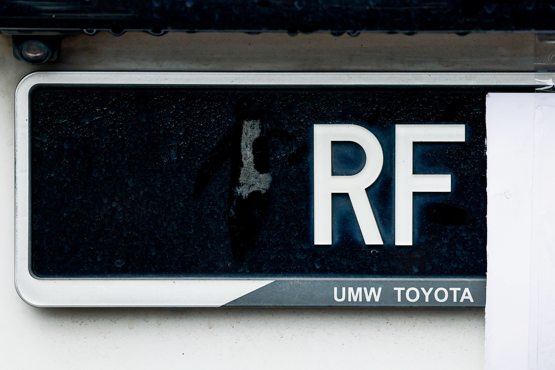 涉事男子暗中改造车子后方的车牌字母，将其中“P”字母取下，变成“RF”。