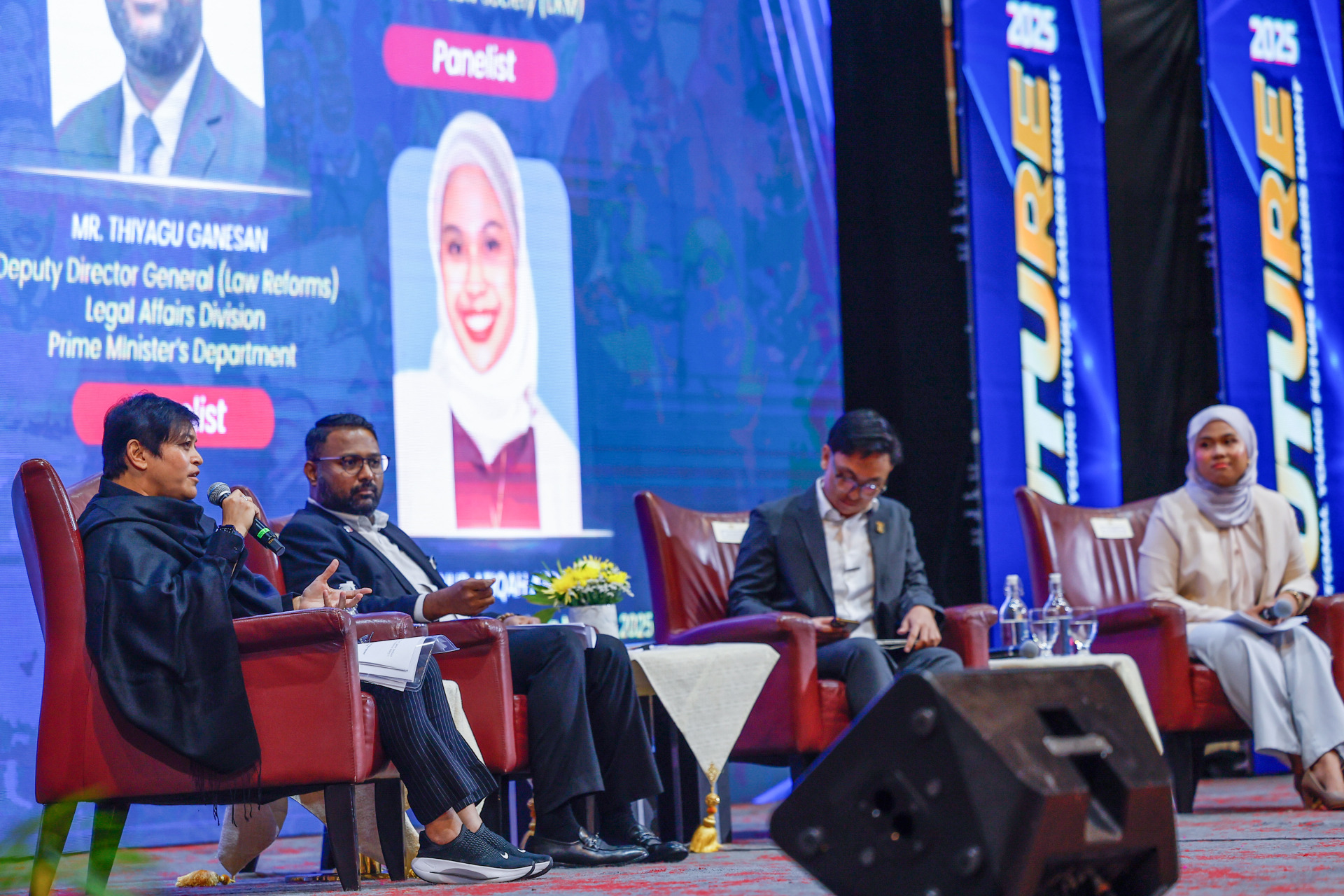 阿莎丽娜(左起)与迪瓦古、莫哈末卡马鲁丁及诺阿蒂卡一同探讨反霸凌课题。