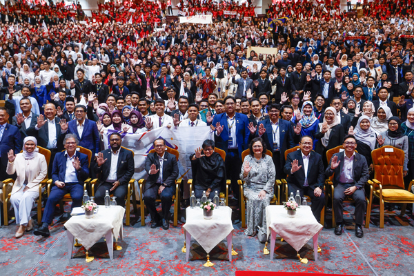 阿莎丽娜（前排右4）与青年们分享反霸凌相关议题，得到热烈反响。