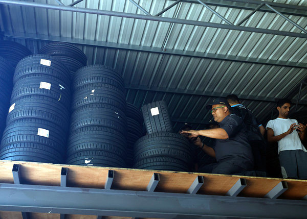 旧货冒充新货 篡改标签 不达标轮胎 充斥市面
