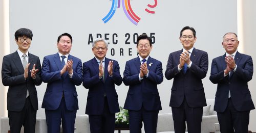 庆州APEC峰会 |李在明接见黄仁勋 辉达将供韩逾26万AI晶片