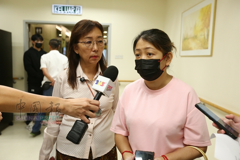 郭素沁（左）与赖瑞玲（右）向媒体们汇报伤者目前情况。