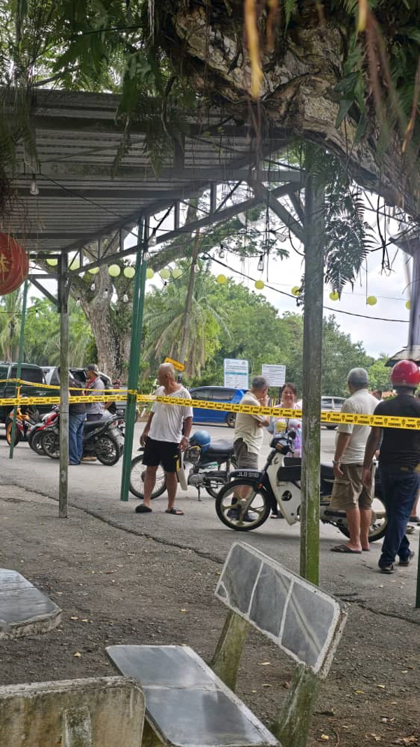 民众在河畔旁围观。