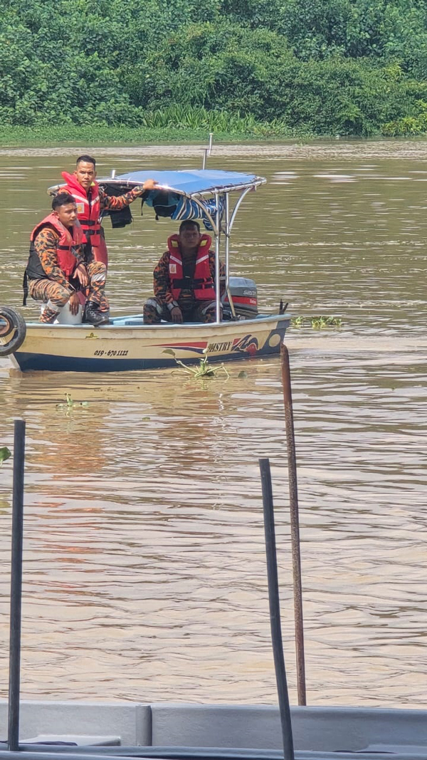 消拯员乘船在河上进行搜救工作。