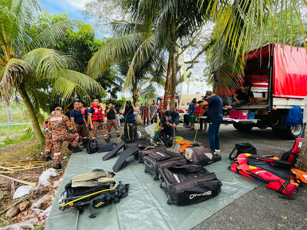 消拯队传召蛙人协助搜救。