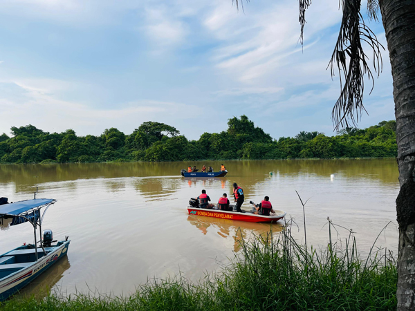 搜救队在河上做出两个标记。