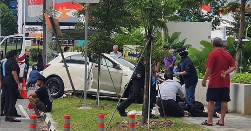 马赛地冲人行道 六旬媳妇被撞飞 八旬老妇脑出血重伤