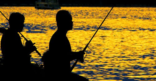 海边夜钓遇巨浪 3好友1死2昏迷