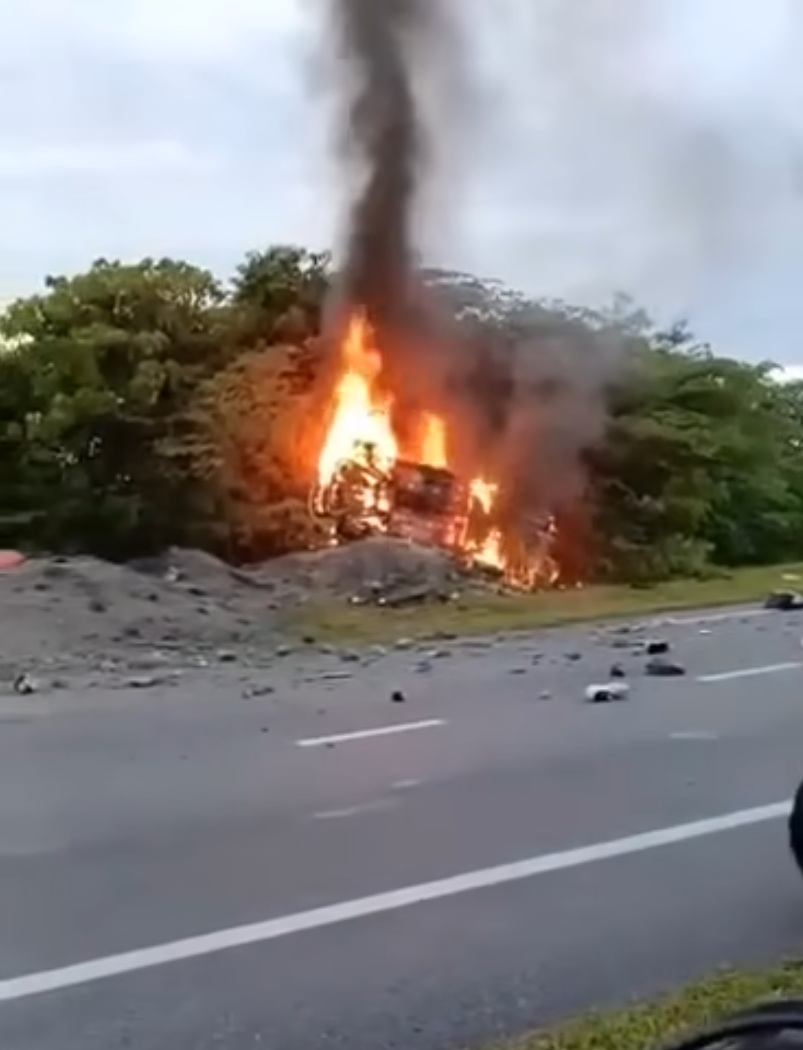 熊熊烈火燃烧一辆轿车,几乎被烧成废铁。(视频截图)