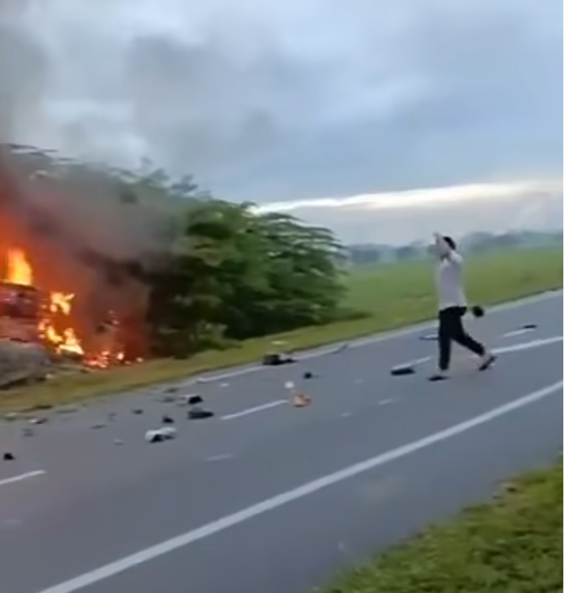 马路上还有轿车撞击后留下零碎残骸,车内有2人受困被烧死。(视频截图)