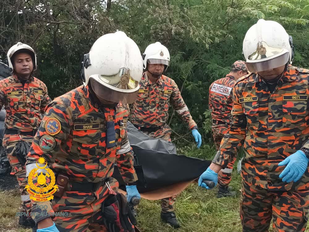 消拯局人员将尸体抬出现场。