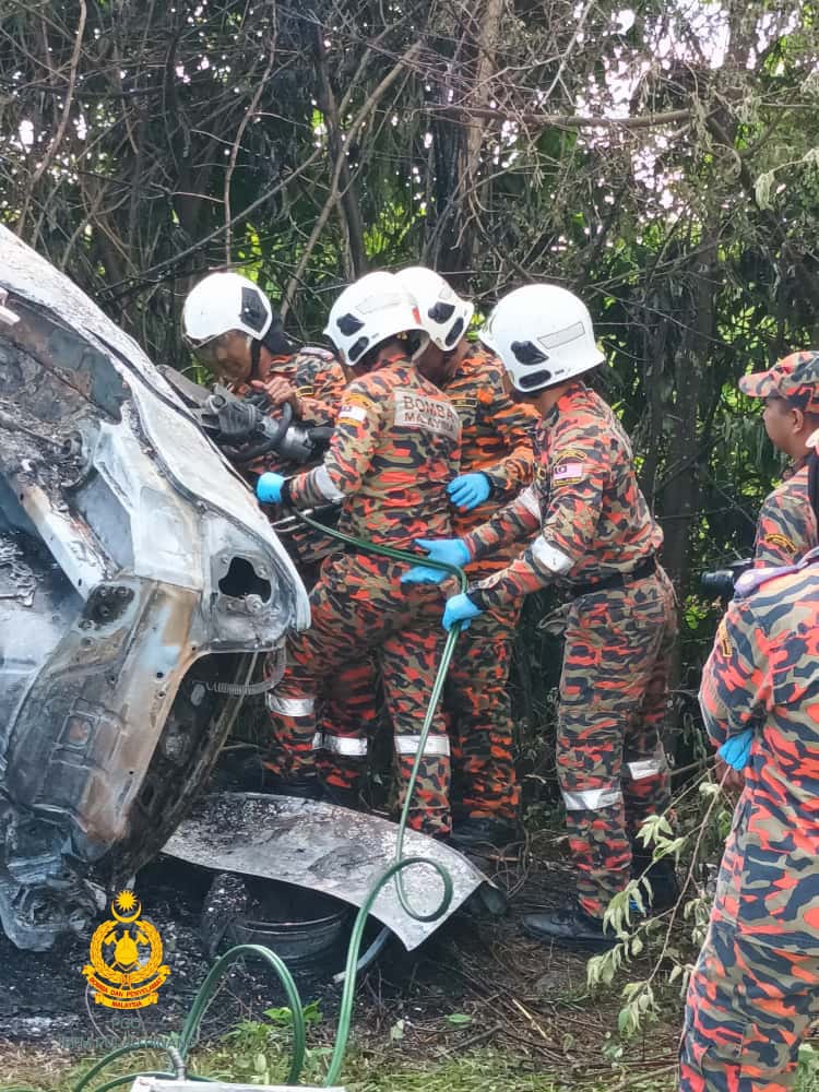 消拯局进行抢救，将车内受困人士移出。