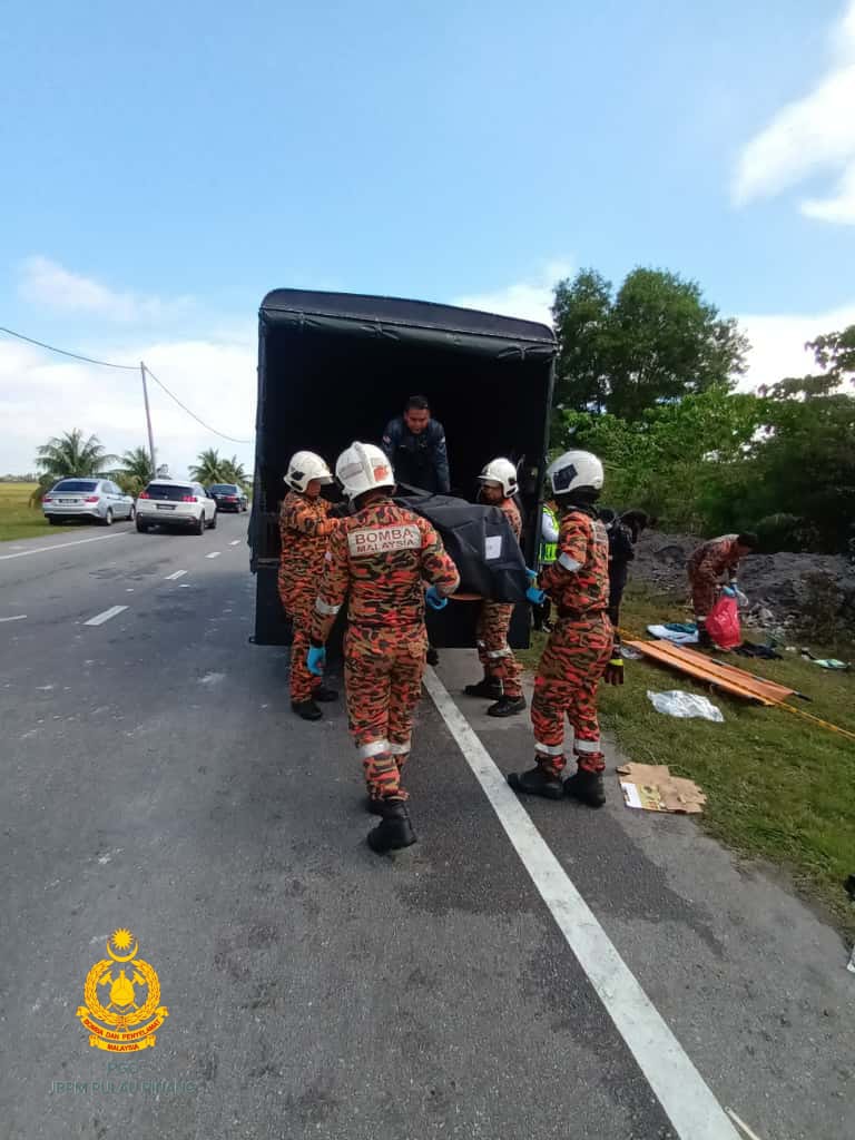 两具烧焦男尸被送往甲抛峇底医院进行解剖。