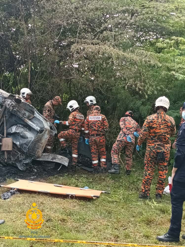 当局接获消息指有2人受困车内，当时车身已烧毁约80%。