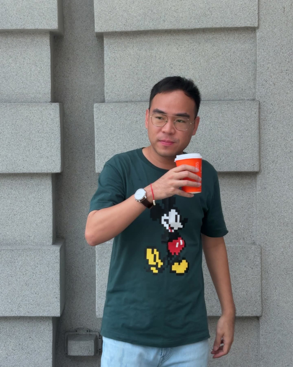 李文翰失踪时身穿灰色衬衫与黑色长裤，亲友呼吁，若有民众看见疑似其人踪迹，请尽快联系家属或通知最近的警局。