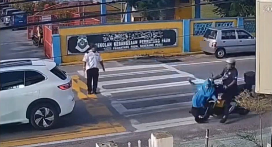 其中一名女学生被一辆摩哆撞上。（截图视频）