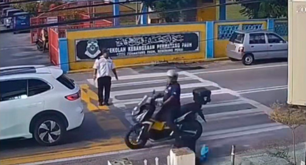 女学生随即翻倒在路边。（截图视频）