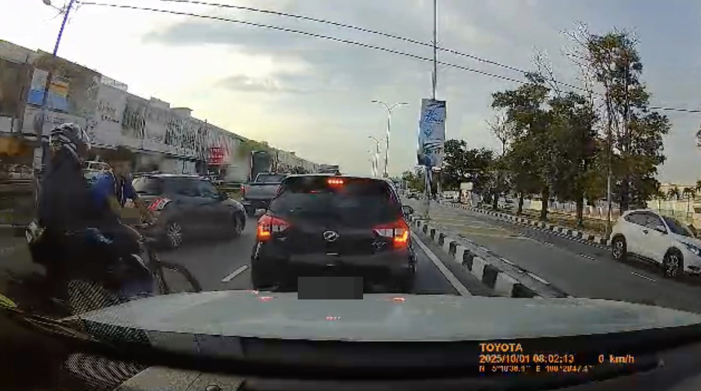 一名厂工骑脚车过马路时，被摩哆撞上。（截图视频）