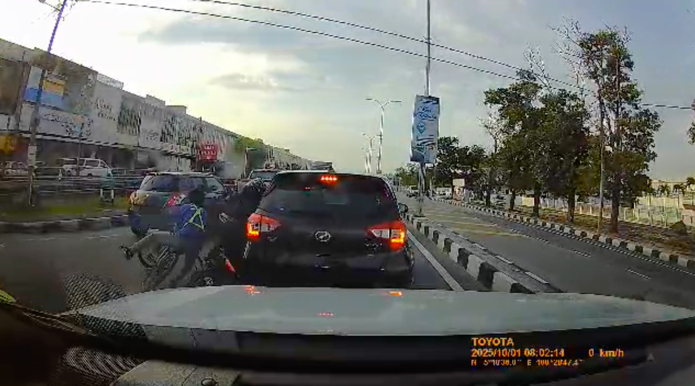 摩哆骑士和厂工脚车骑士，在车龙间发生碰撞。（截图视频）