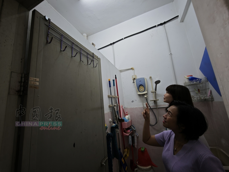 王丽丽（前）和刘以柔还原事发当时，受害者如何在厕所里发现到厕所隔板上方空间出现手机摄像头。
