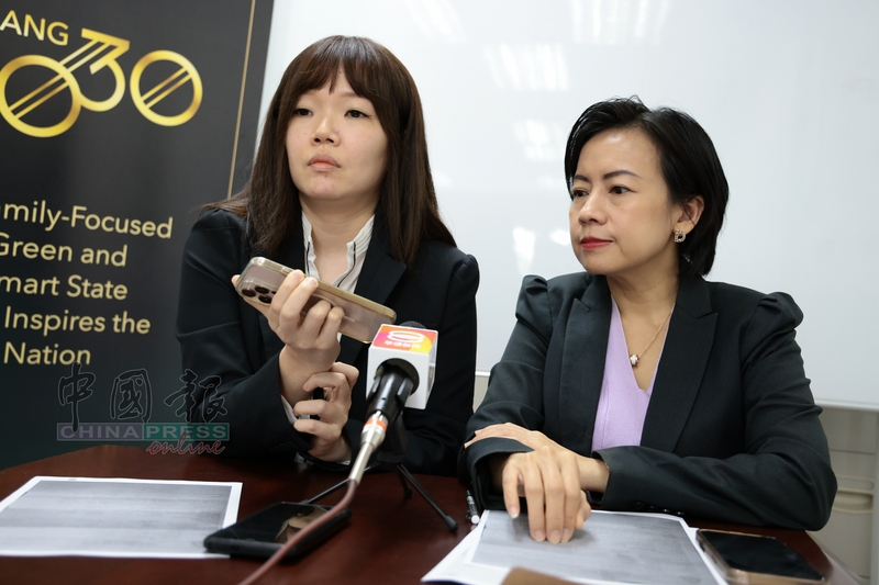 刘以柔（左起）和王丽丽播放有关球场业者的语音回应。
